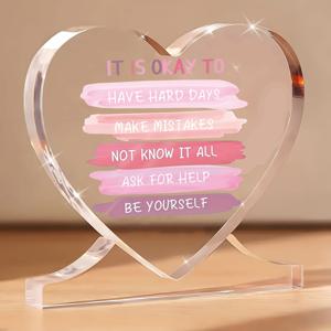 TEMU 베이스가 있는 핑크 하트 모양 아크릴 장식품. 여성들을 위한 영감을 주는 책상 장식으로, '어려운 날도 괜찮아'와 '자신이 되라' 같은 긍정적인 긍정 문구를 제공합니다. 스스로를 돌보고 회복을 촉진하는 사려 깊은 사무실 선물입니다.