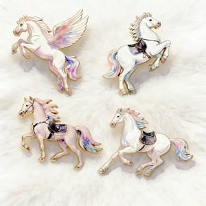 TEMU 2026년 새해 소년 새 공예 수채화 3D 수면 페가수스 에나멜 배지 세트 4개, 흰색 말 모양 브로치, 새해 옷 가방 포장 장식 라펠 핀, 여성 데일리 책 가방 장식 추가, 모든 아연 합금 금속 재료