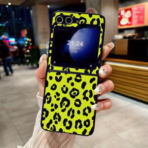 TEMU 노란 프린트가 있는 오일 페인팅, PC 소재로 제작되어 삼성의 접이식 시리즈, 갤럭시 Z 플립 4, Z 플립 5, Z 플립 6, W22, W23, 폴드 4, 폴드 5, 폴드 6 휴대폰 케이스에 적합한 인조 가죽 스타일로 디자인되었습니다.