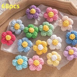 TEMU 68개 컬러풀 코바늘 뜨개질 뜨개실 꽃 세트. 헤어 클립, 브로치, 축제 장식 및 의류 장식에 적합합니다. 다양한 종류의 원단 홈 데코, 테이블 장식 및 공예품에 이상적입니다.