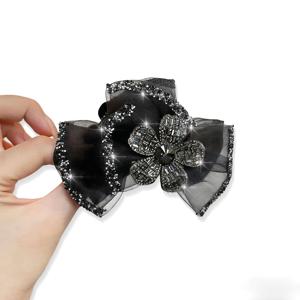 TEMU 새로운 반짝이는 라인스톤 꽃 블랙 메시 리본 아크릴 헤어 클립, 스타일리시한 여성용 중간 사이즈 꽃 리본 헤어핀 (AB 표면), 미끄럼 방지 상어 클립 특징, 모든 계절에 적합하며 일상복 및 축제 파티에 완벽