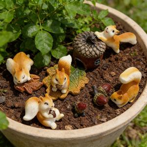 TEMU 다양한 포즈의 다람쥐와 도토리집, 도토리, 단풍잎이 포함된 창의적인 다람쥐 테마 수지 장식품 10개 세트. 화분, 조경 장식, 책상 장식용으로 적합. 완벽한 선물