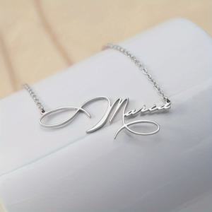 TEMU 고급스러운 손글씨 디자인의 아티스틱 폰트 스타일 맞춤 제작 골드 스테인리스 스틸 이름 목걸이. 여성용 맞춤 이름표 펜던트 목걸이로, 매력과 우아함을 연출하는 주얼리입니다.