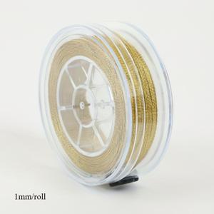 TEMU 금색 및 은색의 초극세사 실이 들어있는 상자. 크기는 0.2/0.4mm이며 팔찌 및 목걸이 제작, 다양한 비즈 주얼리 추가 (브레이드 스타일 포함)용으로 설계되었습니다.