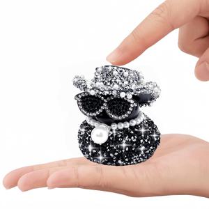 TEMU 검은 고무 오리 장식이 특징인 유머러스한 대시보드 장식품. 사무실 선물 또는 스타일리시한 차량 장식으로 완벽합니다.