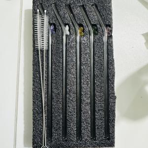 TEMU 귀여운 컬러풀 꽃 디자인의 깨지지 않는 재사용 가능한 유리 빨대 5개 세트 (청소 브러쉬 2개 포함). 친구들과 모임, 선물, 스무디, 밀크셰이크, 주스, 일상 사용에 적합하며 세척이 용이합니다.