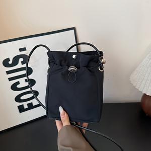 TEMU 레트로 스타일과 캐주얼한 심플함을 결합한 여성용 크로스바디 백입니다. 폰을 들 수 있는 단색 디자인으로, 미니 백은 숄더백, 핸드백 또는 동전 지갑으로 사용할 수 있습니다.