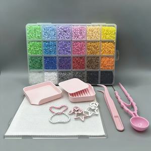 TEMU 솔시우 13000 미니 용융 비즈 세트, 24색, 2.6mm 비즈, 체인 2개, 클라스프 2개, 스푼 1개, 바늘 1개, 스패츌러 1개, 보관 트레이 1개, 핀셋 1개, 고품질 다림질 천 1개, 대형 투명 내열판 1개 포함. DIY 공예 장난감, 개학 선물 또는 생일 선물로 완벽