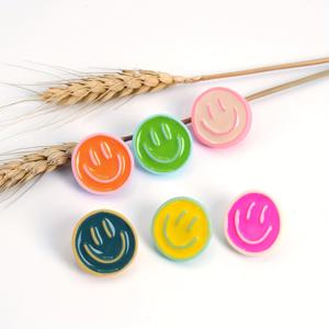 TEMU 24개 스마일리 얼굴 장식 푸시 핀, 귀여운 게시판 핀, 코르크 보드, 사무실 정리 또는 홈 데코에 적합 (6가지 색상)