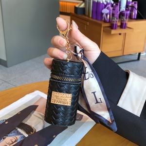 TEMU 스카프가 돋보이는 새로운 미니 직조 립스틱 파우치, 컴팩트하고 섬세한 디자인으로 립스틱, 이어버드, 동전, 열쇠 및 일상 필수품을 쉽게 보관할 수 있습니다. 여행에 적합한 가벼운 무게와 빈티지 엘레강스 스타일로 세련된 취향을 보여줍니다. 패셔너블하고 다용도로 활용 가능합니다