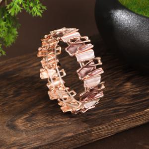 TEMU 1개 수제 에나멜 기하학적 불규칙 컷아웃 여성 패션 팔찌, 창의적인 디자인과 정교한 형태, 우아하고 고급스러운 액세서리, 데일리웨어, 데이트, 졸업 시즌, 여행 시즌에 다양하게 활용 가능, 휴일, 생일, 기념일에 사랑하는 사람, 가족, 친구에게 완벽한 깜짝 선물, 연회, 파티, 모임, 축제 행사에 착용하기에 이상적