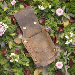 TEMU Hi Dude 브랜드의 정품 탑 레이어 소가죽 공구 파우치. 리벳이 특징이며 벨트에 걸 수 있도록 디자인되어 매우 내구성이 뛰어난 빈티지 럭셔리 액세서리입니다.