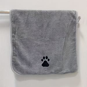 TEMU 1pc 슈퍼 소프트 퀵 드라이 코랄 플리스 애완 동물 수건 - 고 흡수성 및 내구성, 고양이 및 개용, 핑크 및 그레이 옵션, 모든 품종 및 크기, 개 및 고양이용 수건, 고양이 관리 필수품, 재미있는 발 인쇄 디자인, 두꺼운 플러시 소재