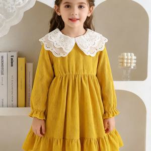 TEMU 페터팬 칼라의 여아용 원피스. 대비되는 색상의 이중 레이어 할로우 레이스, 코듀로이 러플 롱 슬리브, 무릎 길이 디자인으로 특징입니다. 간편하고 상쾌한 빈티지 스타일로, 모든 계절에 적합하며 일상복으로 완벽합니다.