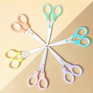 TEMU 사무실용으로 설계된 랜덤 색상 이중 링 가위 6개 세트입니다. 부상 방지를 위한 둥근 팁이 특징입니다. 스테인리스 스틸 날과 편안한 PP 손잡이로 제작되었습니다.