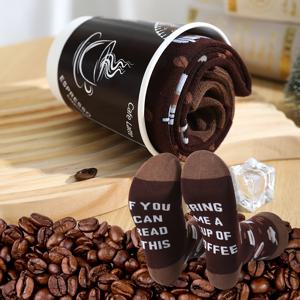 TEMU 남녀 모두에게 적합한 야외용 신상 미드 카프 선물 양말 한 쌍입니다. 선물 상자에 포장되어 있습니다. 이 부드럽고 편안한 양말은 커피 요소와 기발한 음식 영감을 받은 디자인을 특징으로 합니다.