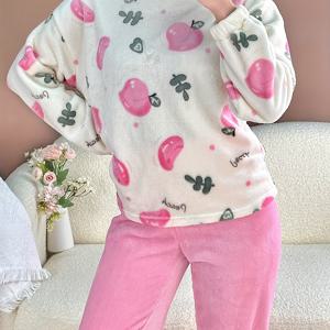 TEMU 귀여운 복숭아 프린트와 대비되는 색상의 따뜻한 플리스 소재가 특징인 여성용 가을/겨울 잠옷 2벌 세트입니다. 캐주얼한 홈웨어로 적합하며 외출하기에도 좋습니다.