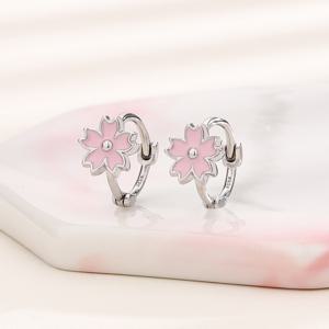 TEMU 실버 스위트 드롭 글루 꽃이 돋보이는 귀걸이, 핑크 벚꽃 후프, 스타일리시한 플로럴 디자인, 젊고 로맨틱한 분위기를 연출하며 딸의 생일 선물로 완벽합니다.