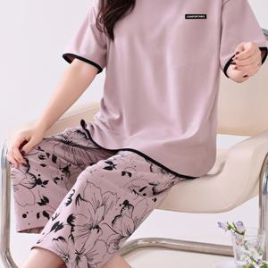 TEMU 여성용 보라색 꽃무늬 레터 프린트 파자마 세트, 라운드 넥 소매 및 밑단 마감 처리된 상의와 카프리 팬츠 꽃무늬 라운지웨어