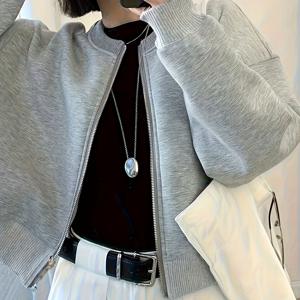 TEMU 세련되고 핏이 좋은 여성용 단색 드롭 숄더 짧은 재킷. 지퍼업 디자인과 라운드넥이 특징이며 가을, 봄 나들이 및 출퇴근에 적합합니다.