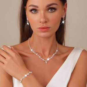 TEMU 정교한 여성용 주얼리 세트는 목걸이, 귀걸이 한 쌍, 팔찌로 구성되어 파티 및 결혼식에 완벽합니다. 이 우아한 신부 주얼리 세트는 반짝이는 라인스톤 테마와 스타일을 특징으로 합니다.