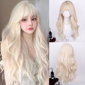 TEMU 여성을 위해 설계된 28인치 플래티넘 블론드 가발. 긴 웨이브와 앞머리가 특징이며, 일상복, 파티, 축제에 적합합니다. 이 합성 가발은 내열성이 있습니다.