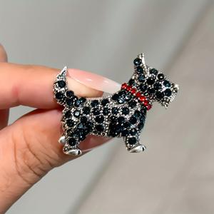 TEMU 귀여운 쉐렌나 강아지 브로치, 블랙 라인스톤 장식으로 가을/겨울 패션에 완벽. 스타일리시한 동물 핀 액세서리, 크리스마스 선물로 이상적