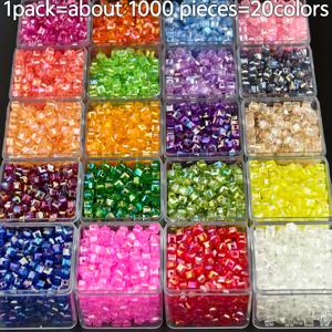 TEMU 20가지 색상의 4mm 다면체 아크릴 사각 비즈 1000개 세트 - 크리스마스 및 할로윈 팔찌 및 목걸이 제작에 적합한 생생한 3D 비즈 세트. 생생한 비즈 장식과 주얼리 제작 용품이 가득한 부드러운 질감