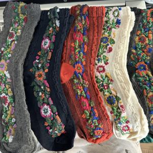 TEMU 가을/겨울용 빈티지 플로럴 엘레강스 에스닉 스타일 5켤레 편안하고 부드러운 통기성 땀 흡수성 캐주얼 데일리 여성용 중목 슬라우치 양말