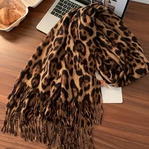 TEMU 1개 여성용 우아한 프린트 스카프 숄 - 겨울용 따뜻한 프린지 장식 목도리, 야외 및 일상 사용에 적합 - 부드럽고 통기성 좋은 동물 프린트 스카프