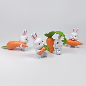TEMU 귀여운 당근 토끼가 특징인 PVC 피규어 4개 세트입니다. 힐링 스타일로 디자인되어 집 장식, 자동차 장식품, 모던한 책상 장식, 미니어처 풍경 세팅에 완벽하며, 휴일 또는 생일 선물로도 이상적입니다.