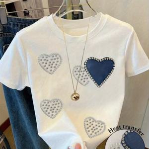 TEMU [프린트 팬츠 - 데님 원단 아님] 발렌타인데이 여성 캐주얼 티셔츠. 하트 모양의 인조 진주 인조 데님 열전사 패턴이 있는 반팔 크루넥 디자인. 봄, 여름, 발렌타인데이에 적합.