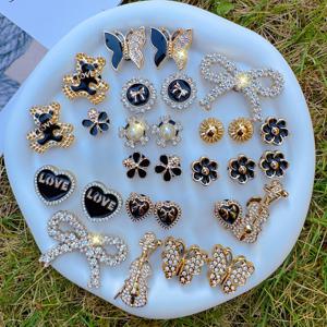 TEMU 28개 분리형 ABS 신발 액세서리 세트, 라인스톤 하트, 꽃, 리본 포함 – 정원 신발과 샌들에 적합한 DIY 공예 액세서리 키트, 발렌타인데이, 결혼식, 프롬, 파티를 위한 반짝이는 신발 장식, 단독 신발과 호환 가능