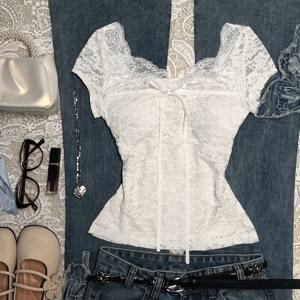 TEMU 새로운 여성 탑은 섬세하고 로맨틱한 하트 모양의 넥라인과 허리 주름 디자인의 레이스 코르셋이 특징입니다. 곡선 강조가 가능합니다. 다크 와이드 레그 청바지와 함께하면 부드러움과 캐주얼한 느낌을 조화롭게 연출합니다.