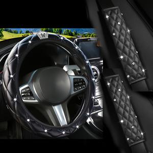 TEMU 반짝이는 왕관 디자인의 고급스러운 3피스 차량 내부 세트. 15인치 핸들 커버, 부드러운 질감의 안전 벨트 숄더 패드, 인조 가죽과 라인스톤 장식이 특징입니다.