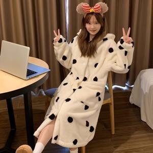 TEMU 1pc 예쁜 스타일 여성용 후드 달린 물방울 무늬 플란넬 로브 - 100% 폴리에스터 두꺼운 플리스 버튼 나이트 드레스 가을/겨울용 - 성인용 긴 잠옷