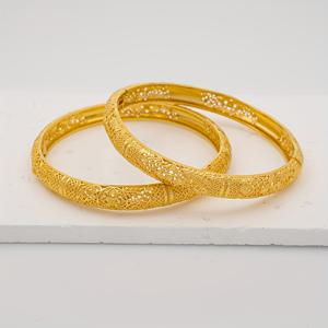 TEMU 2개입 골든 우아하고 섬세한 할로우 오픈 팔찌는 금색 빛을 발산하며, 사우디 아라비아의 축제 기간에 선물하기에 완벽합니다. 여성용 패셔너블한 액세서리이며, 두바이 신부에게 이상적입니다.