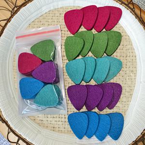 TEMU 부드러운 폴리에스터 섬유로 제작된 20개 다색 펠트 우쿨렐레 엄지 피크 세트. 기타, 베이스, 우쿨렐레에 적합하며 5가지 다양한 색상의 혼합을 특징으로 합니다.