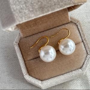 TEMU 여성을 위해 디자인된 18K 금도금 인조 진주 귀걸이 2개 세트. 시대에 구애받지 않는 우아한 스타일을 제공하며, 세 가지 색상으로 제공되어 일상복, 파티, 또는 선물용으로 완벽합니다.