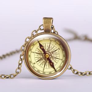 TEMU 포장된 상품 (컬러풀한 패턴이 있는 갈색 메탈 유리 인레이 클래식 체인 목걸이), 흰색 배경에 북쪽을 가리키는 구리색 원형 나침반 지시针의 디자인. 이 빈티지 스타일 목걸이는 다른 요소가 없습니다.