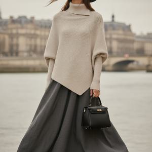 TEMU 프랑스 스타일의 우아한 하이넥 풀오버 스웨터. 비대칭 디자인과 배트윙 소매가 특징이며, 피부 친화적인 오트밀 색상의 소재를 사용했습니다. 부드러운 봄/가을 출퇴근룩에 필수적인 아이템입니다.
