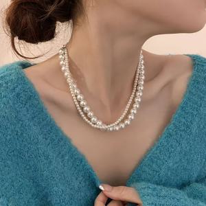 TEMU 여성을 위한 짧은 이중 레이어 모조 진주 목걸이, 초커로 레이어링하기에 완벽합니다. 이 스타일리시한 액세서리는 일상복에 이상적이며, 견고한 원형 모조 진주가 특징인 간편한 디자인을 특징으로 합니다.