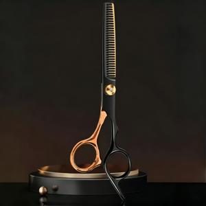 TEMU 스테인리스 스틸 재질의 전문가용 미용 가위. 블랙 앤 골드 디자인의 얇게 자르는 가위가 특징입니다. 가족 미용실 또는 바버샵에서 사용하기에 완벽하며 인체공학적 디자인으로 장착되어 있습니다.