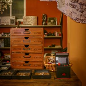 TEMU 빈티지 원목 5단 서랍 수납함, 다기능 데스크탑 진열대, 보석 및 잡화 정리함, 사무실 및 가정용으로 적합, 보석 상자