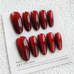 TEMU 풍부한 레드 와인 색상의 오발 모양 수제 네일 10개 세트입니다. 쿨하고 달콤하며 매운 유럽 스타일이 특징입니다. 이 풀 커버 인조 네일 키트는 반짝이는 완전히 새로운 디자인을 특징으로 하며 파티, 졸업 파티, 그리고 일상적인 착용에 완벽하며 재사용 가능합니다.