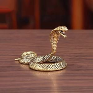 TEMU 황동 코브라 장식 - 입을 벌리고 위협적인 송곳니, 사막 전장 장식품 (집, 사무실, 야외용) - 전기 필요 없음, 내구성 있는 황동 제작, 파충류 애호가 및 고딕/사막 테마 인테리어에 완벽한 대담한 문양 조각상, 고품질 금속공예, 홈 액센트, 고딕 스타일 장식