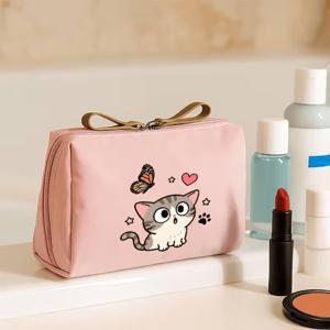 TEMU 귀여운 고양이 프린트 메이크업 가방. 둥근 눈의 회색 고양이가 주목할 만하며, 나비, 하트, 별 장식이 돋보입니다. 내구성이 뛰어나고 넉넉한 공간을 갖춘 수납 가방으로, 다양한 내부 칸막이와 편리한 손잡이가 있습니다. 부드러운 지퍼로 사용하기 좋습니다.