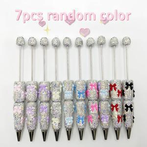 TEMU 7개 비즈 펜, 리본과 풀 라인스톤 장식, 블랙 및 화이트 옵션으로 제공됩니다. 상쾌한 색상의 달콤하고 귀여운 디자인으로 자유롭게 사용할 수 있습니다. 크리스마스 이브, 친구 생일의 깜짝 선물, 파티 교환 선물로 완벽한 선물입니다.