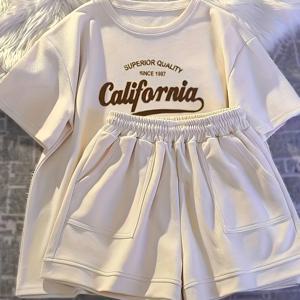 TEMU 여아용 투피스 세트. 캐주얼하고 편안한 레터 프린트가 있는 여름 라운드넥 상의와 편안한 릴렉스 5점 짧은 반바지로 구성되어 있으며, 야외 활동에 적합합니다.