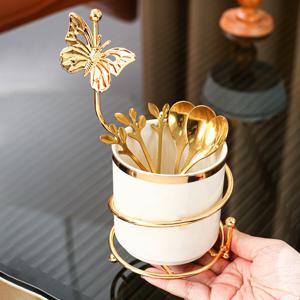 TEMU 스테인리스 스틸 커피 스푼이 포함된 플라스틱 용기 세트입니다. 가정 주방, 식당, 거실에 적합합니다. 이 식기류에는 디저트 스푼, 커피 스푼, 수프 스푼이 포함되어 있으며 결혼식, 연회, 선물, 생일에 완벽합니다.